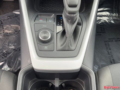 Certified 2025 Toyota RAV4 LE image 31