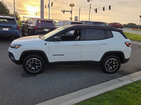 Used 2024 Jeep Compass Trailhawk AWD/4WD image 4
