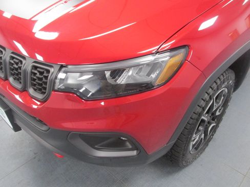 Used 2025 Jeep Compass Trailhawk AWD/4WD image 9