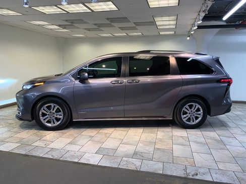 Used 2021 Toyota Sienna XLE image 5