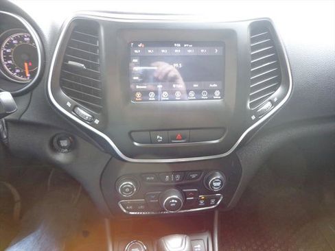 Used 2020 Jeep Cherokee Latitude Plus w/ Cold Weather Group AWD/4WD image 12