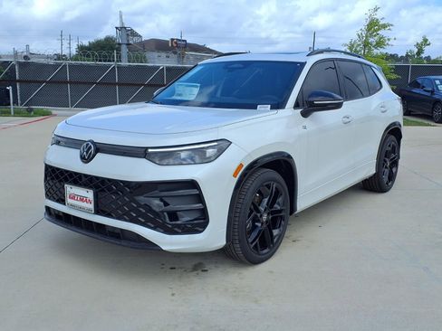 New 2026 Volkswagen Tiguan SE R-Line FWD image 3