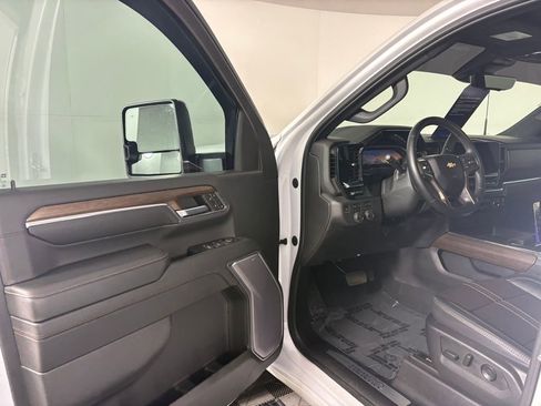 Used 2024 Chevrolet Silverado 2500 High Country w/ High Country Premium Package image 12