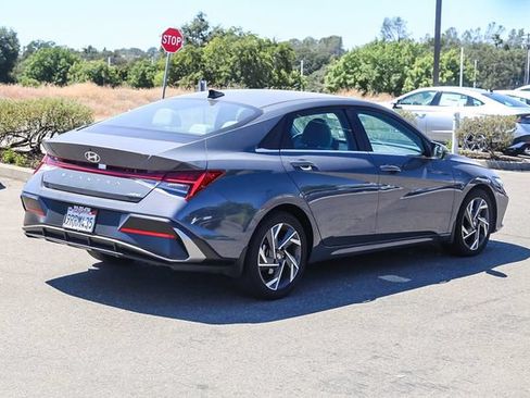 Used 2025 Hyundai Elantra Limited FWD image 5