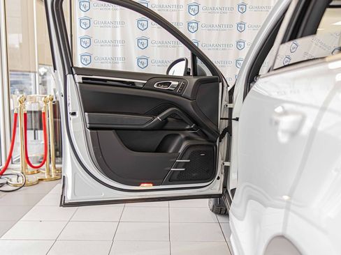 Used 2014 Porsche Cayenne Platinum Edition image 36