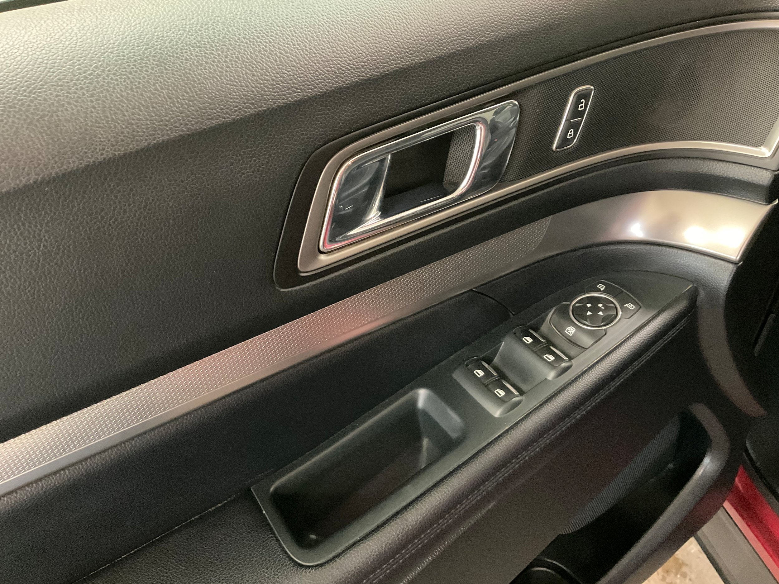 Used 2018 Ford Explorer XLT w/ Equipment Group 202A AWD/4WD image 10