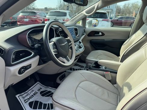 Used 2017 Chrysler Pacifica Limited image 25