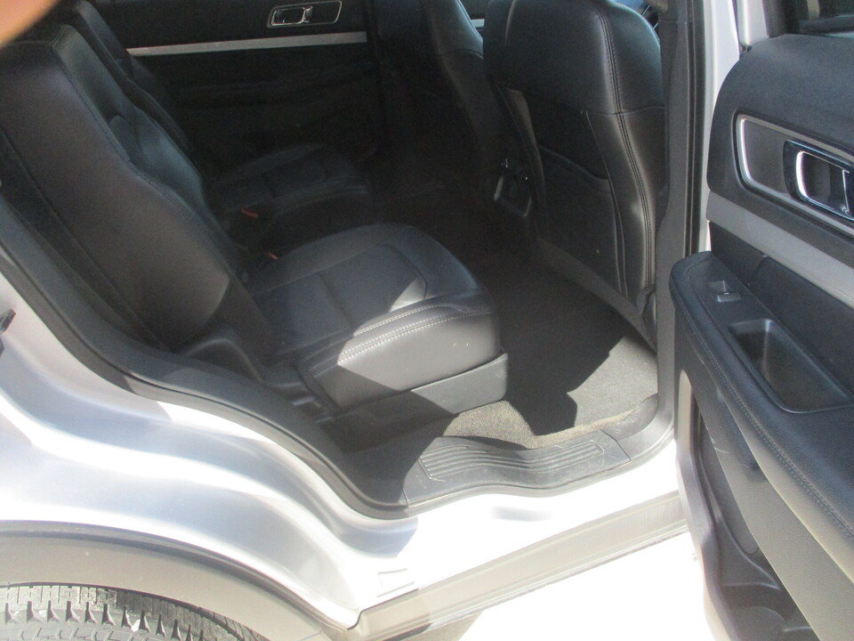 Used 2017 Ford Explorer XLT w/ Equipment Group 202A FWD image 21