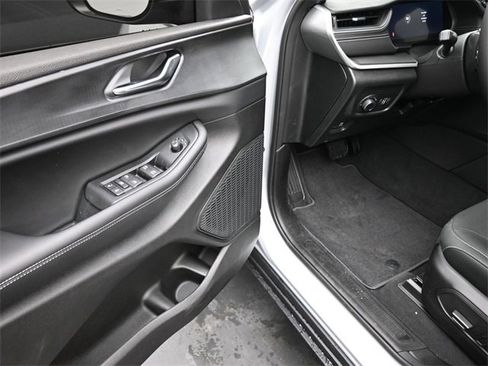 New 2025 Jeep Grand Cherokee Laredo image 13