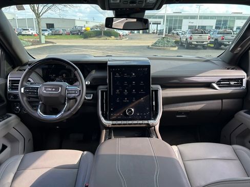 Used 2025 GMC Yukon Elevation AWD/4WD image 9