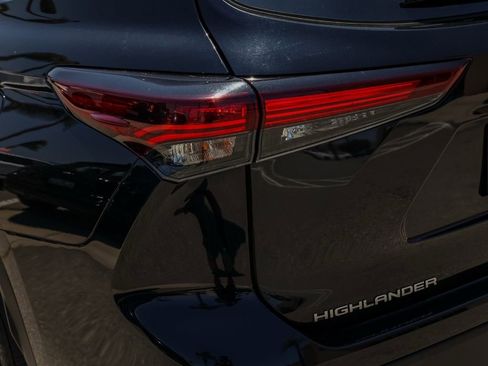 Used 2024 Toyota Highlander LE FWD image 7