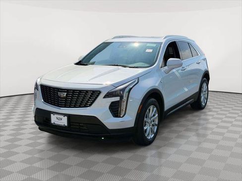 Used 2023 Cadillac XT4 Luxury w/ Cold Weather Package AWD/4WD image 3