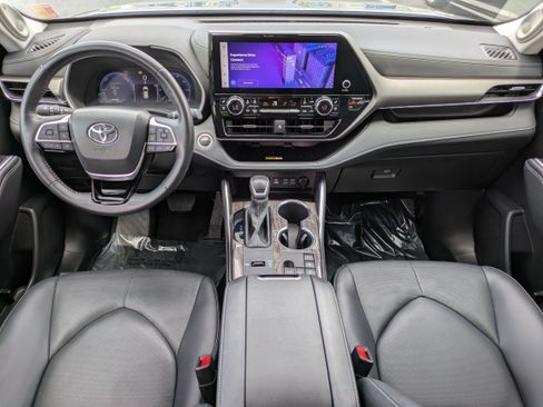 Used 2024 Toyota Highlander Limited AWD/4WD image 14