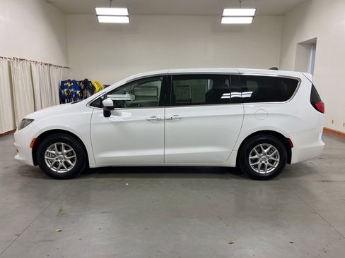 Used 2022 Chrysler Voyager LX image 5
