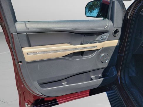 Used 2023 Ford Expedition Limited image 6