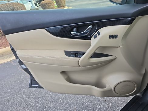 Used 2017 Nissan Rogue SL w/ SL Premium Package image 28