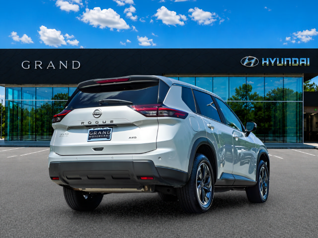 Used 2025 Nissan Rogue SV AWD/4WD image 6