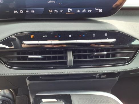 Used 2025 Buick Enclave Preferred AWD/4WD image 76