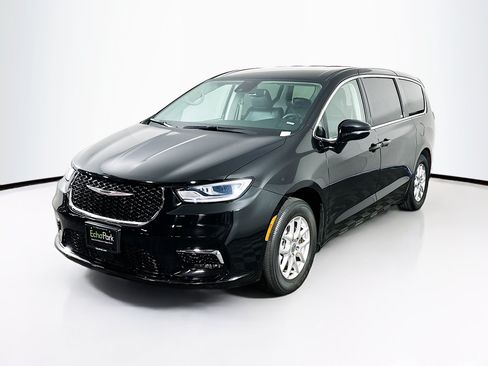 Used 2024 Chrysler Pacifica Touring-L FWD image 3