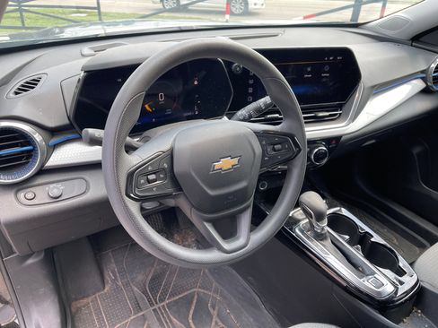 Used 2025 Chevrolet Trax LT FWD image 9