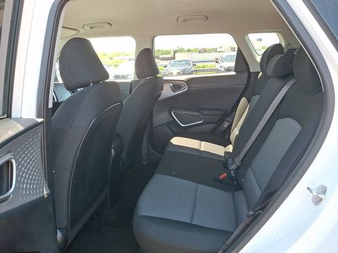 Used 2025 Kia Soul LX w/ LX Technology Package FWD image 10