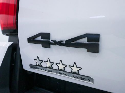 Used 2025 Toyota Tacoma TRD Sport AWD/4WD image 25