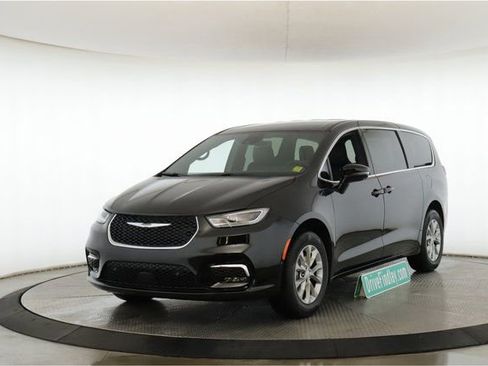 New 2026 Chrysler Pacifica Select AWD/4WD image 10