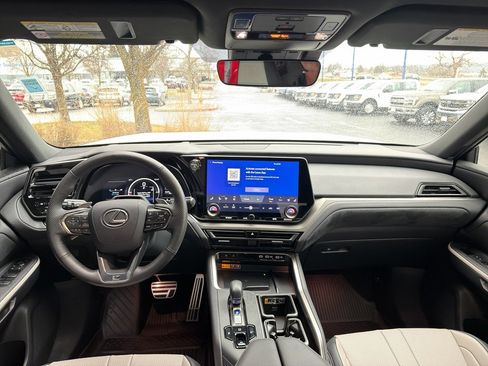 Used 2025 Lexus TX 500h F Sport Premium w/ Technology Package image 31