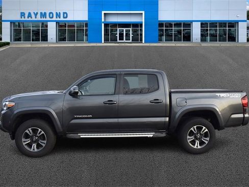 Used 2019 Toyota Tacoma TRD Sport image 6