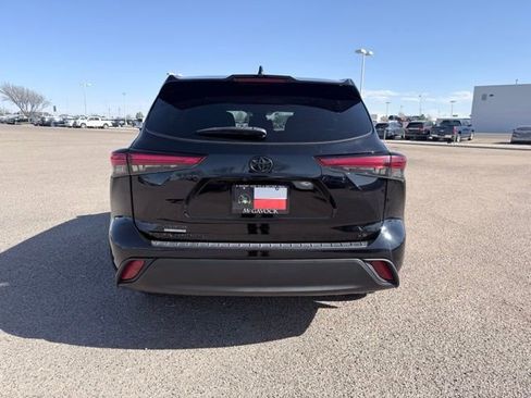 Used 2023 Toyota Highlander LE image 7