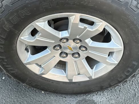 Used 2022 Chevrolet Colorado LT w/ Luxury Package image 11