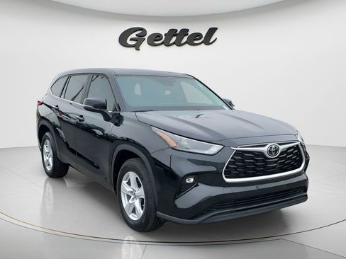 Used 2023 Toyota Highlander LE image 2