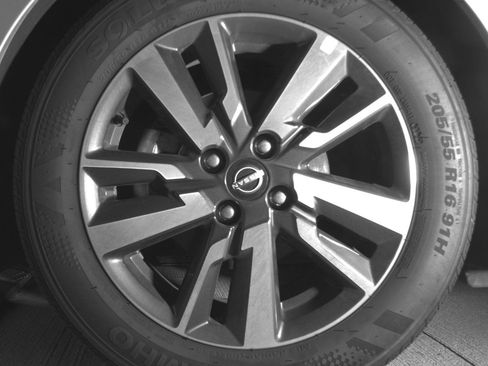 Used 2025 Nissan Versa SV FWD image 12
