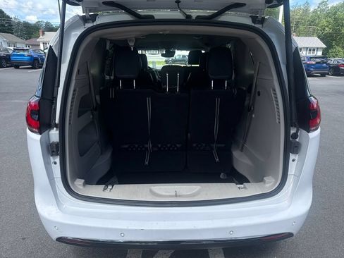 Used 2023 Chrysler Pacifica Touring-L FWD image 21