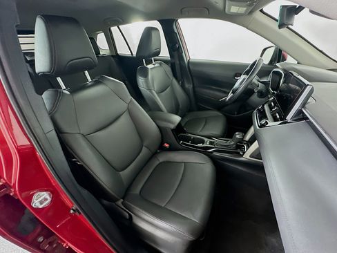 Used 2024 Toyota Corolla Cross XLE FWD image 29