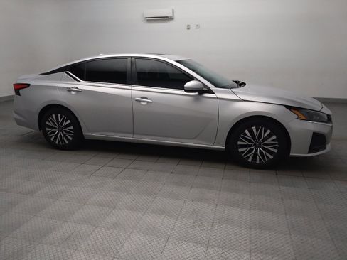 Used 2023 Nissan Altima 2.5 SV w/ SV Premium Package FWD image 11