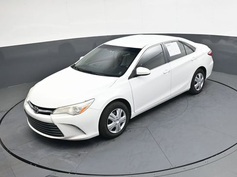Used 2016 Toyota Camry LE image 32