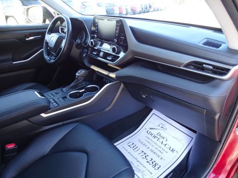 Used 2020 Toyota Highlander XLE image 45