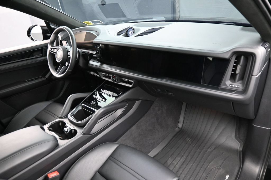 Certified 2025 Porsche Cayenne GTS AWD/4WD image 32