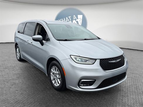 Used 2023 Chrysler Pacifica Touring-L image 1