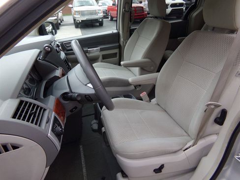 Used 2008 Chrysler Town & Country Touring image 21