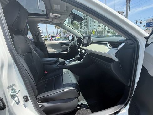 Used 2020 Toyota RAV4 XLE w/ Convenience Package FWD image 17
