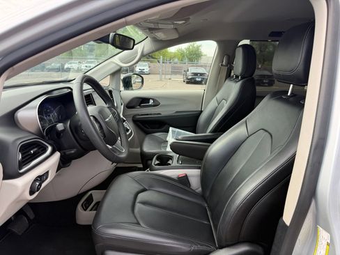 Used 2024 Chrysler Pacifica Touring-L FWD image 14
