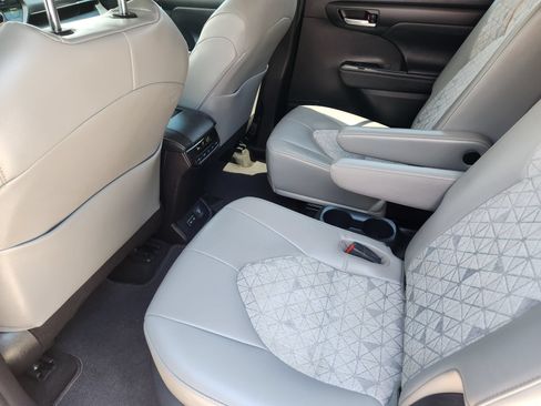 Used 2023 Toyota Highlander Bronze Edition FWD image 34