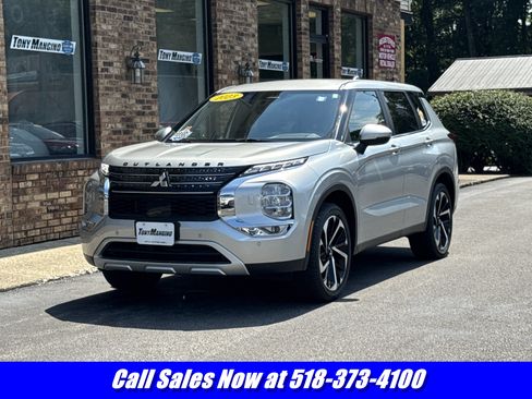 Used 2023 Mitsubishi Outlander SE AWD/4WD image 1