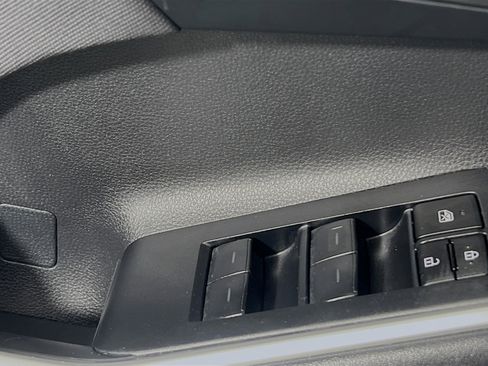 Used 2024 Toyota Highlander LE image 17