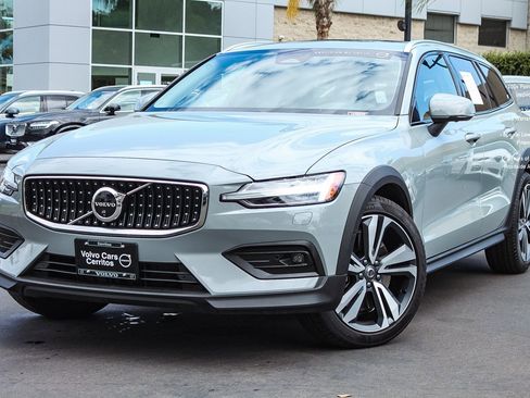 Used 2025 Volvo V60 B5 Cross Country Plus AWD/4WD image 1