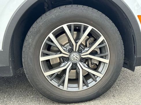 Used 2018 Volkswagen Tiguan SE w/ Panoramic Sunroof Package AWD/4WD image 9