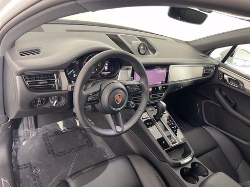 Certified 2026 Porsche Macan AWD/4WD image 4