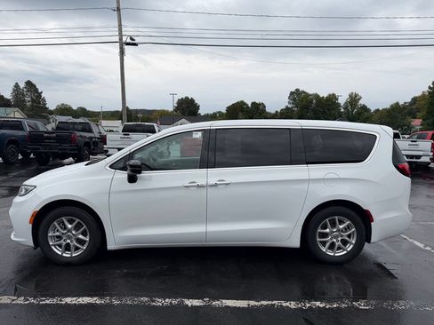 Used 2024 Chrysler Pacifica Touring-L FWD image 2